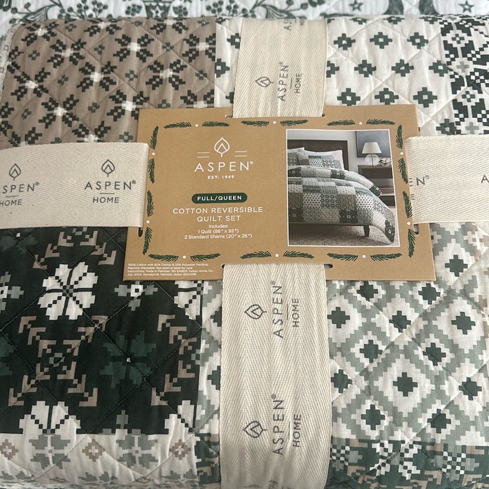 Aspen Full Queen Reversiblee Quilt Set Holiday Green Patchwork NEW